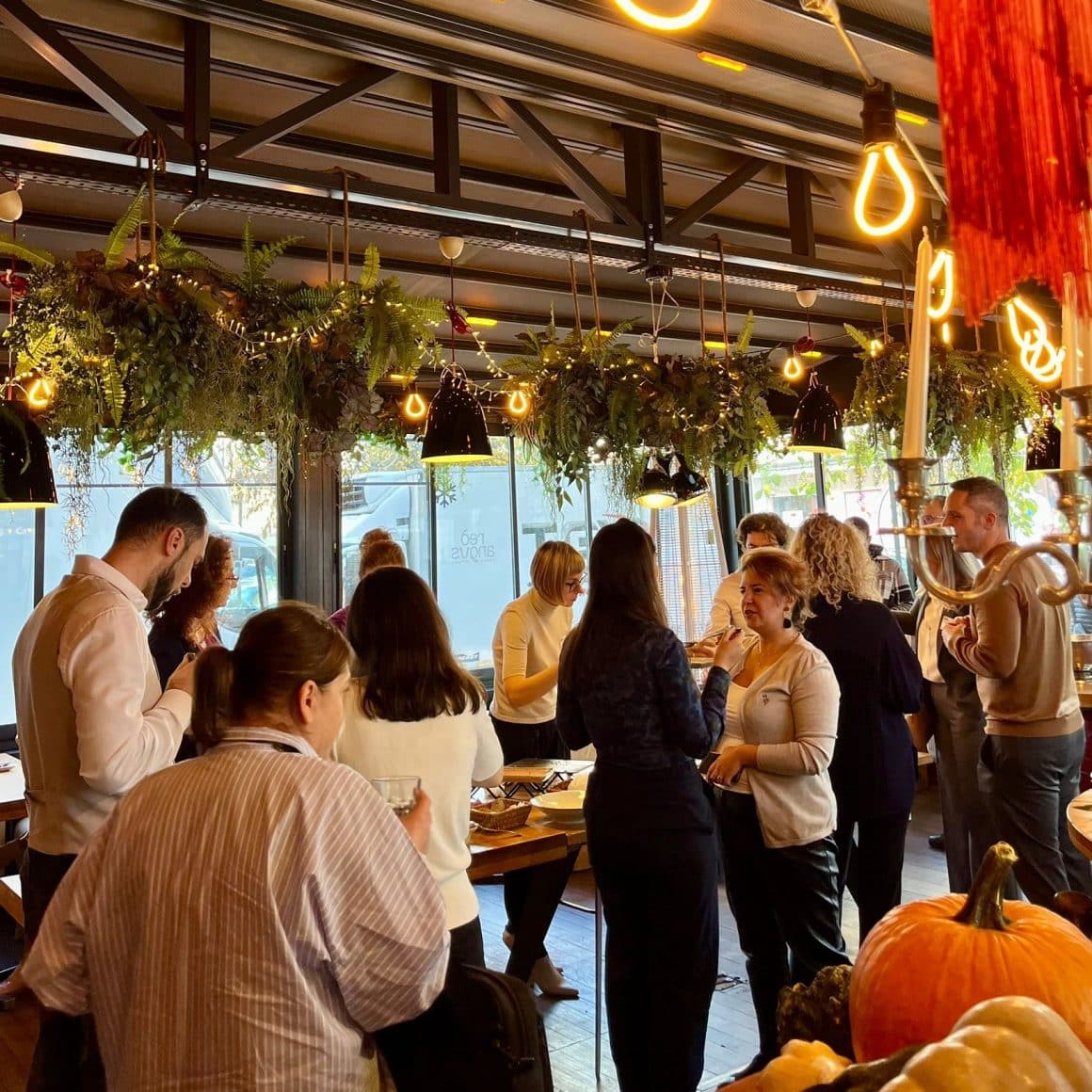 Grup de oameni la o petrecere la Red Angus