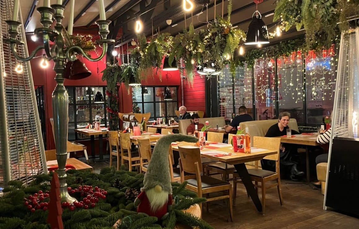 Interiorul restaurantului red Angus, decorat festiv. Oferte de revelion in Bucuresti la restaurante 