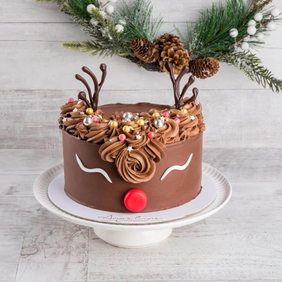 tort festiv in forma de ren