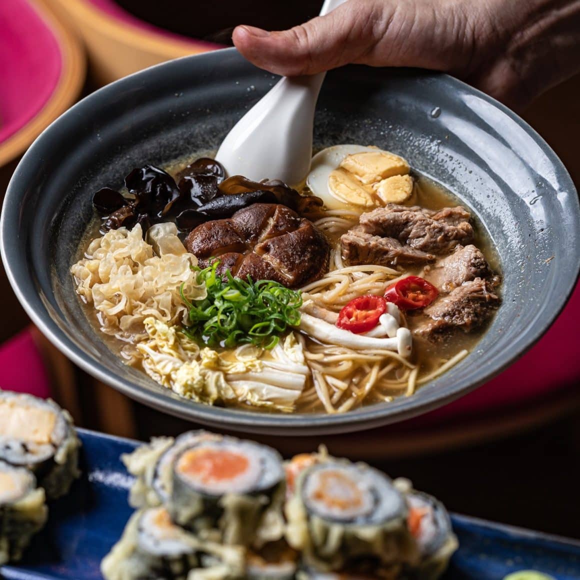 Supă ramen japoneză cu tăiței, carne fragedă, ou marinat și legume, servită la Yoshi Sushi & Teppanyaki din București
