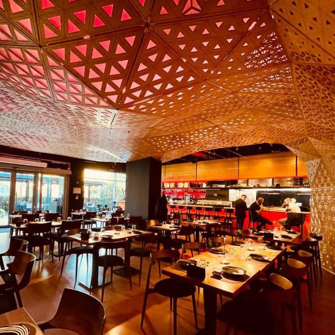 Interiorul restaurantului Ruka Izakaya