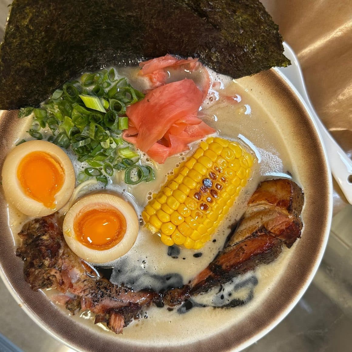 bol cu ramen fotografiat de sus, de la Ni Shibo București. cel mai bun ramen în București