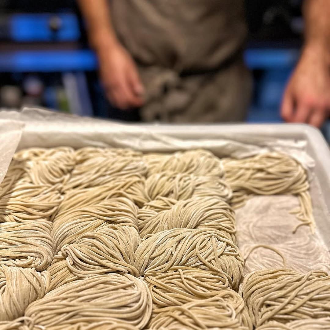 Noodles proaspeți preparați în bucătăria Sanki Ramen Bar din București, bază pentru ramen autentic, așezați manual înainte de gătire.