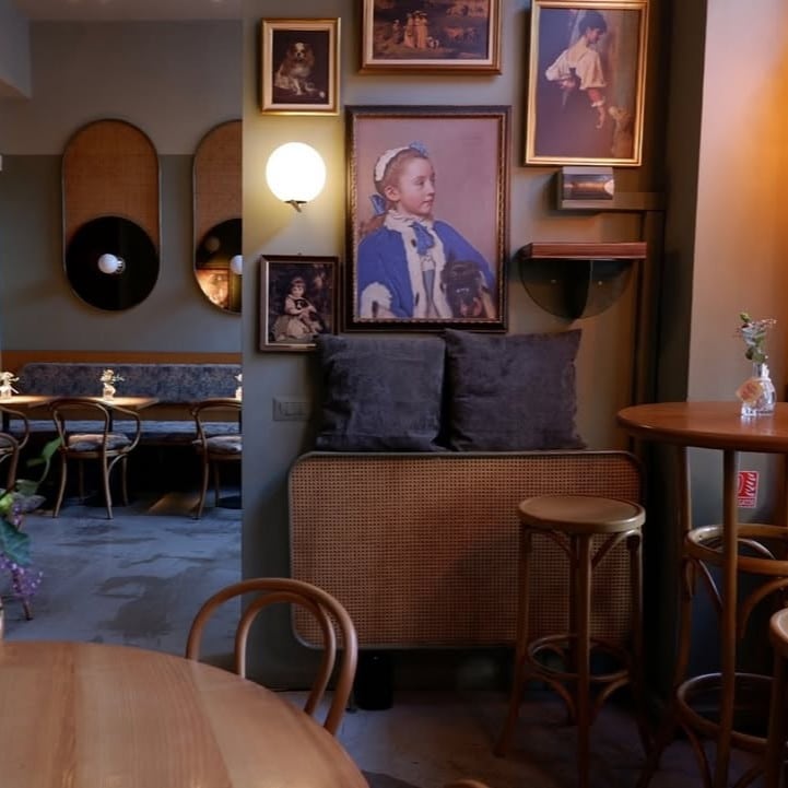 Interiorul Papila din București, cu design cald, mese din lemn și atmosferă relaxată, un loc cunoscut pentru ramen în București și preparate comfort food.