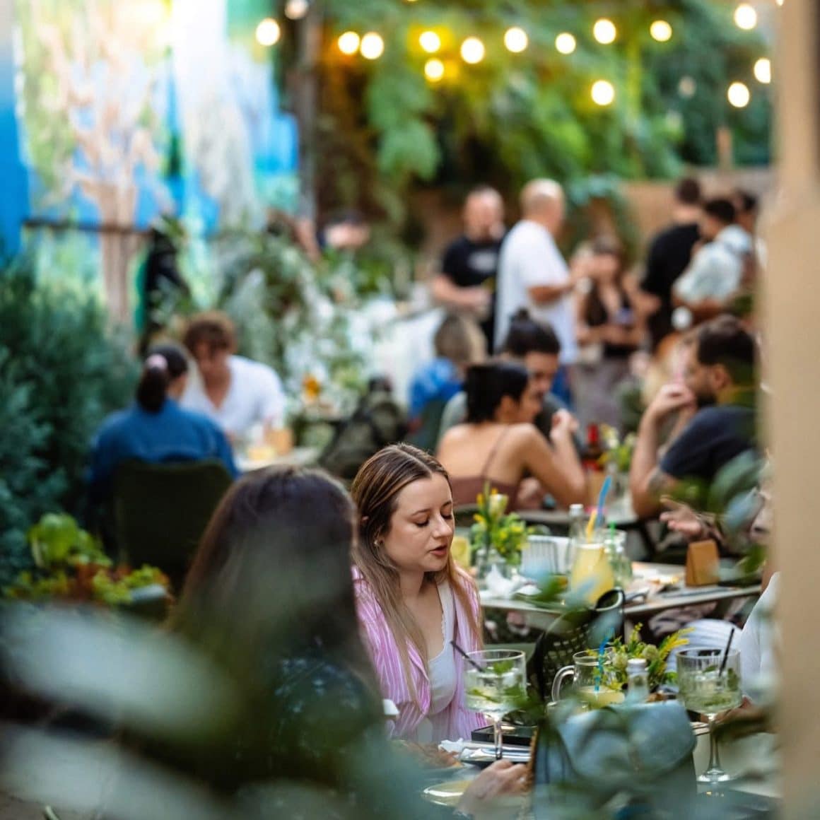 Atmosferă de duminică la Bistro Lanka, cu terasa plină și oameni la mese, în timpul evenimentului Barukan Ramen din București.