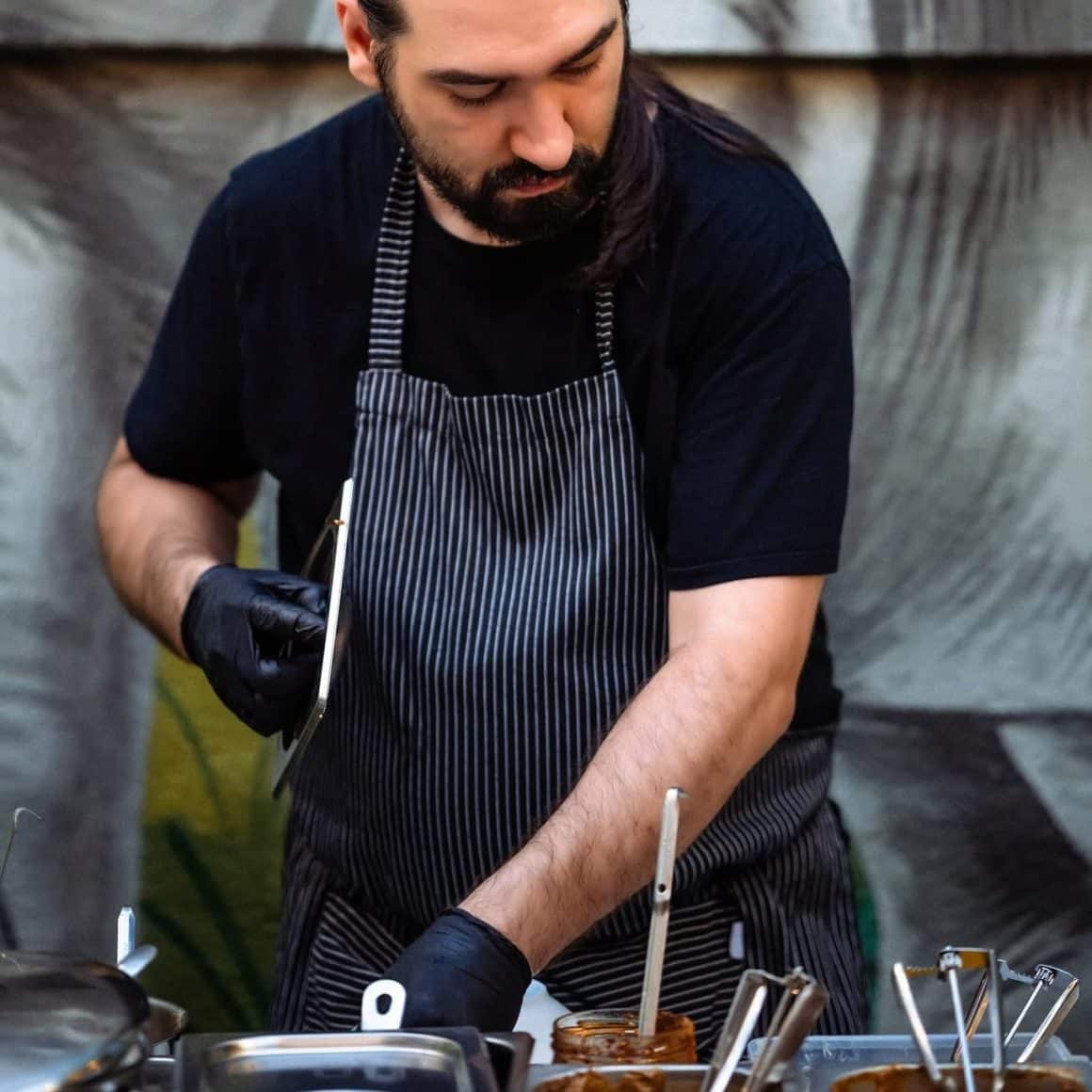 Chef Ivan Ivanov pregătind ramen Barukan la Bistro Lanka, în timpul unui pop-up ramen bar din București.