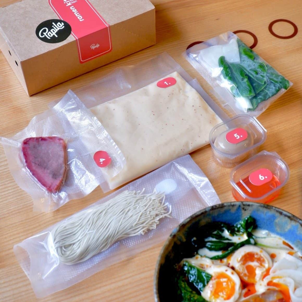 Kit de ramen de făcut acasă de la Papila, pentru ramen în București gătit în propria bucătărie, cu noodles, supă, toppinguri și instrucțiuni incluse.