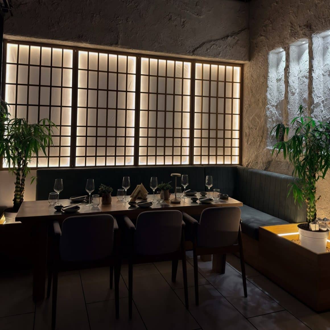 Spațiu interior in stil japonez la Yoshi Sushi & Teppanyaki București, cu panouri shoji, mese aranjate și decor minimalist