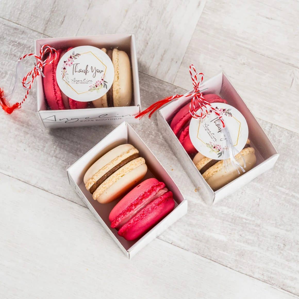 Cutie cu 2 macarons de la Angeline Cake Boutique. Mărțișoare comestibile