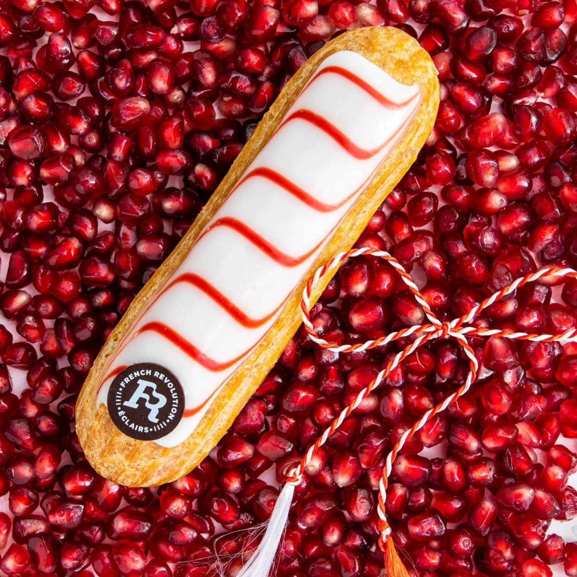 Ecler cu rodie de la French Revolution, cu decor de Mărțișor.