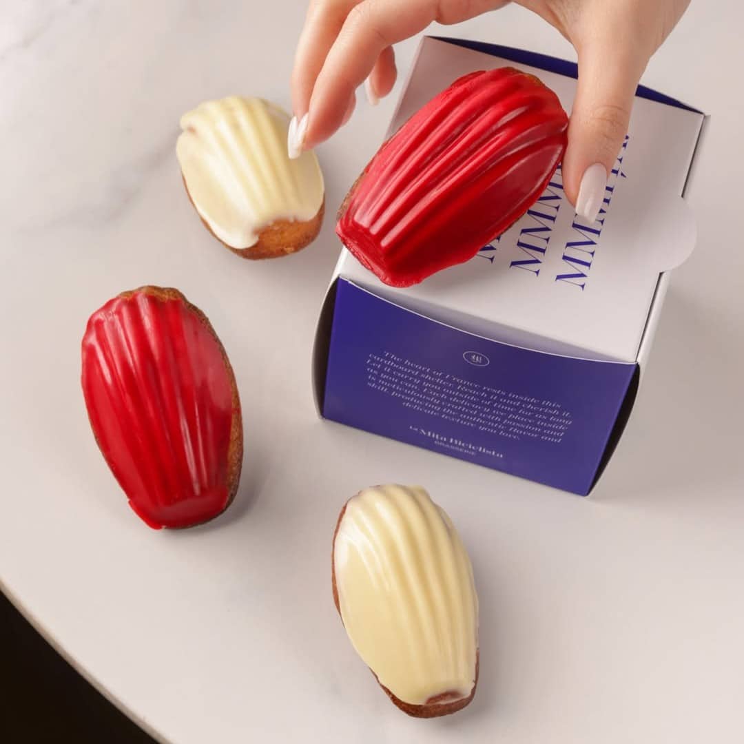 Madeleines albe și roșii cu Zmeură & Kirsch și Măr & Calvados. Colcția de mărțișoare comestibile de la La Mița Biciclista