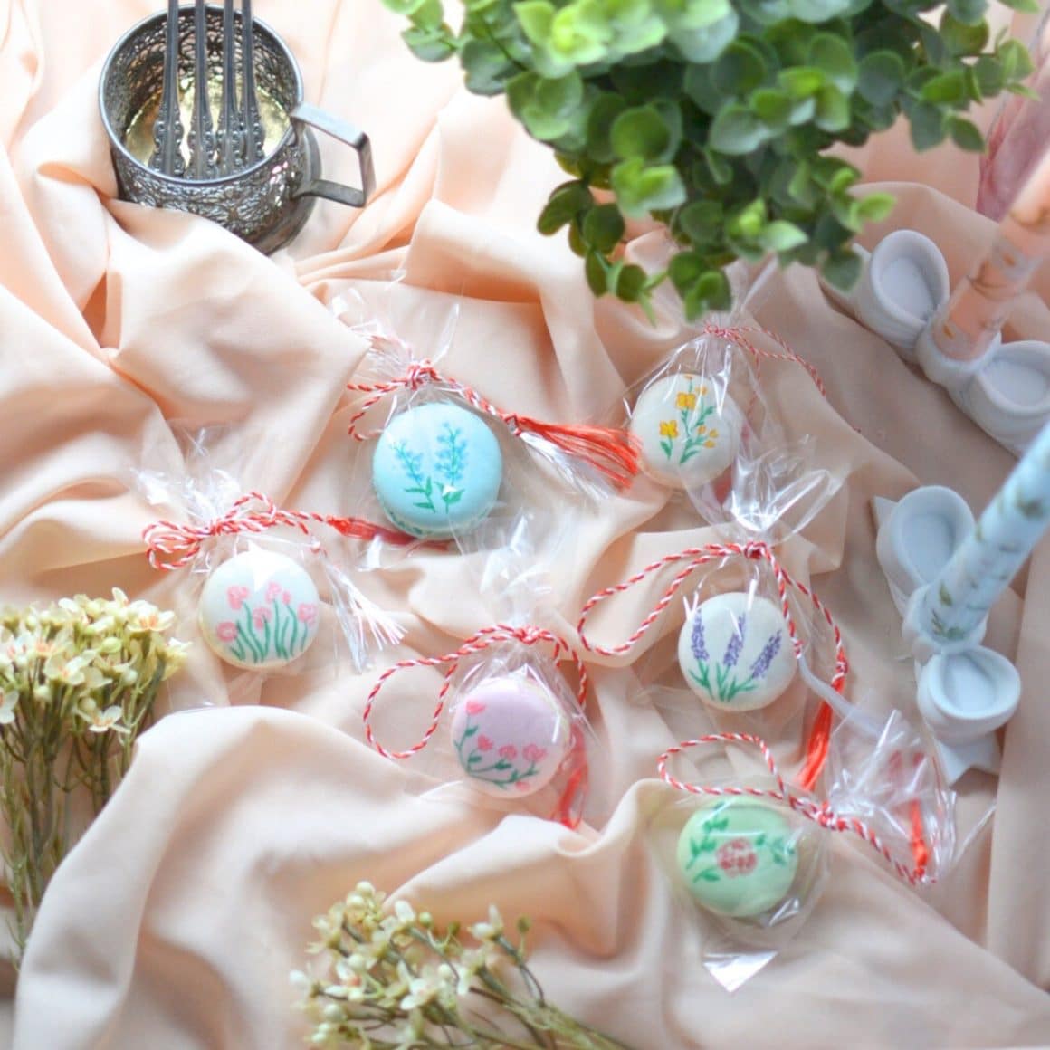 Mărțișoare macarons pictate manual și ambalate individual, cu șnur de mărțișor. de la Bakings Studio