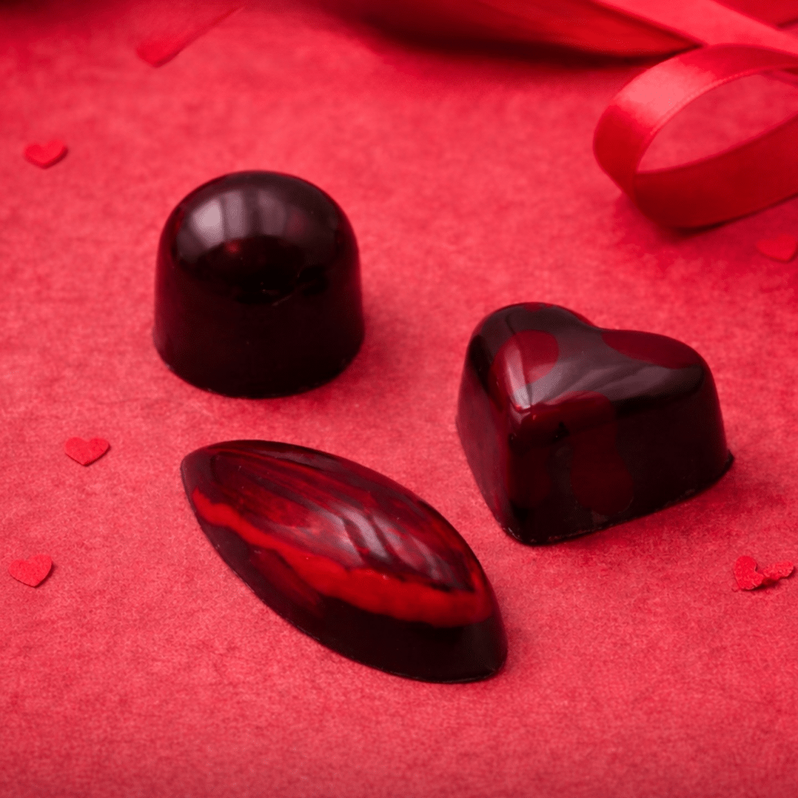 Praline de ciocolata pe fundal roșu. Mărțișoare comestibile de la Ana Pan