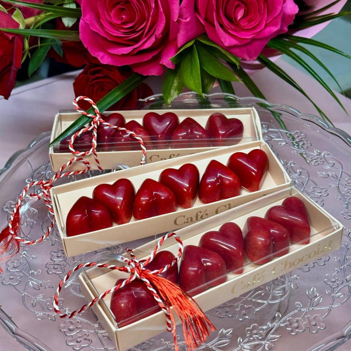 Praline din ciocolata, in forma de inima, imbracate in ciocolata rosie de la Chocolat București. Idei de cadou de 1 Martie sau 8 Martie
