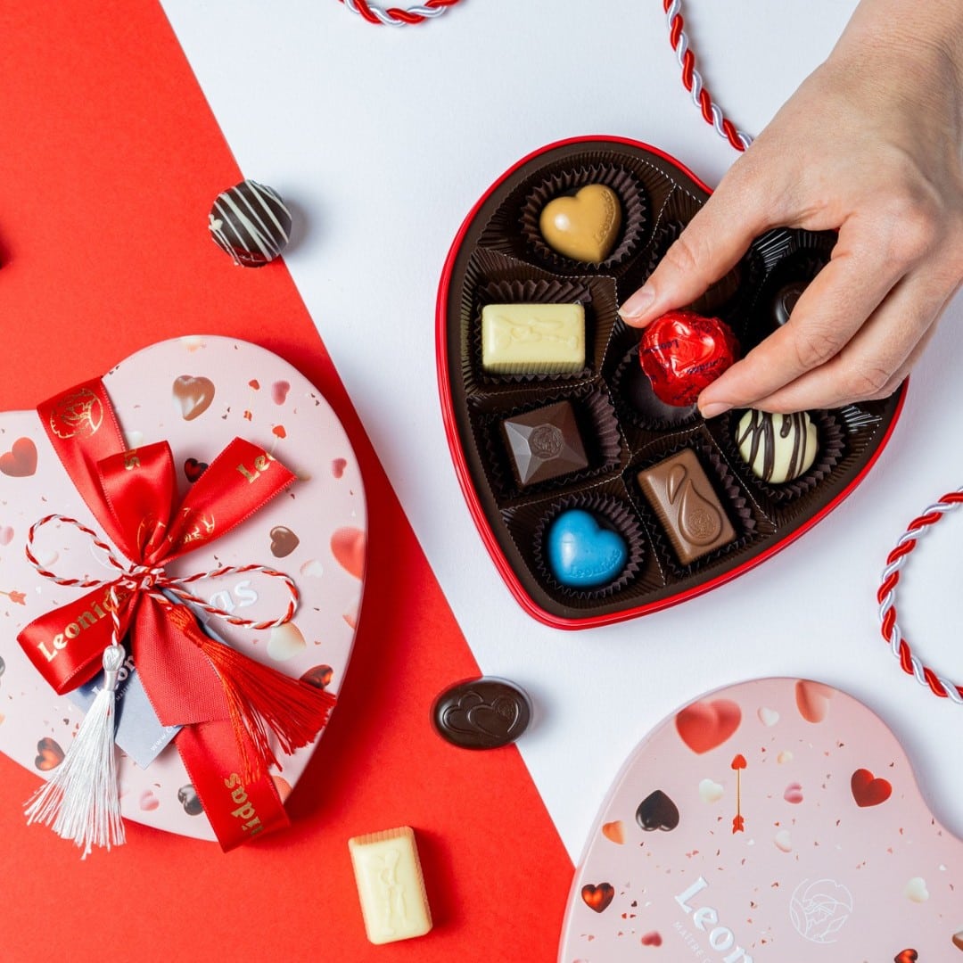 Cutie cu praline belgiene in cutie inima cu snur alb rosu. Mărțișoare comestibile de la Leonidas