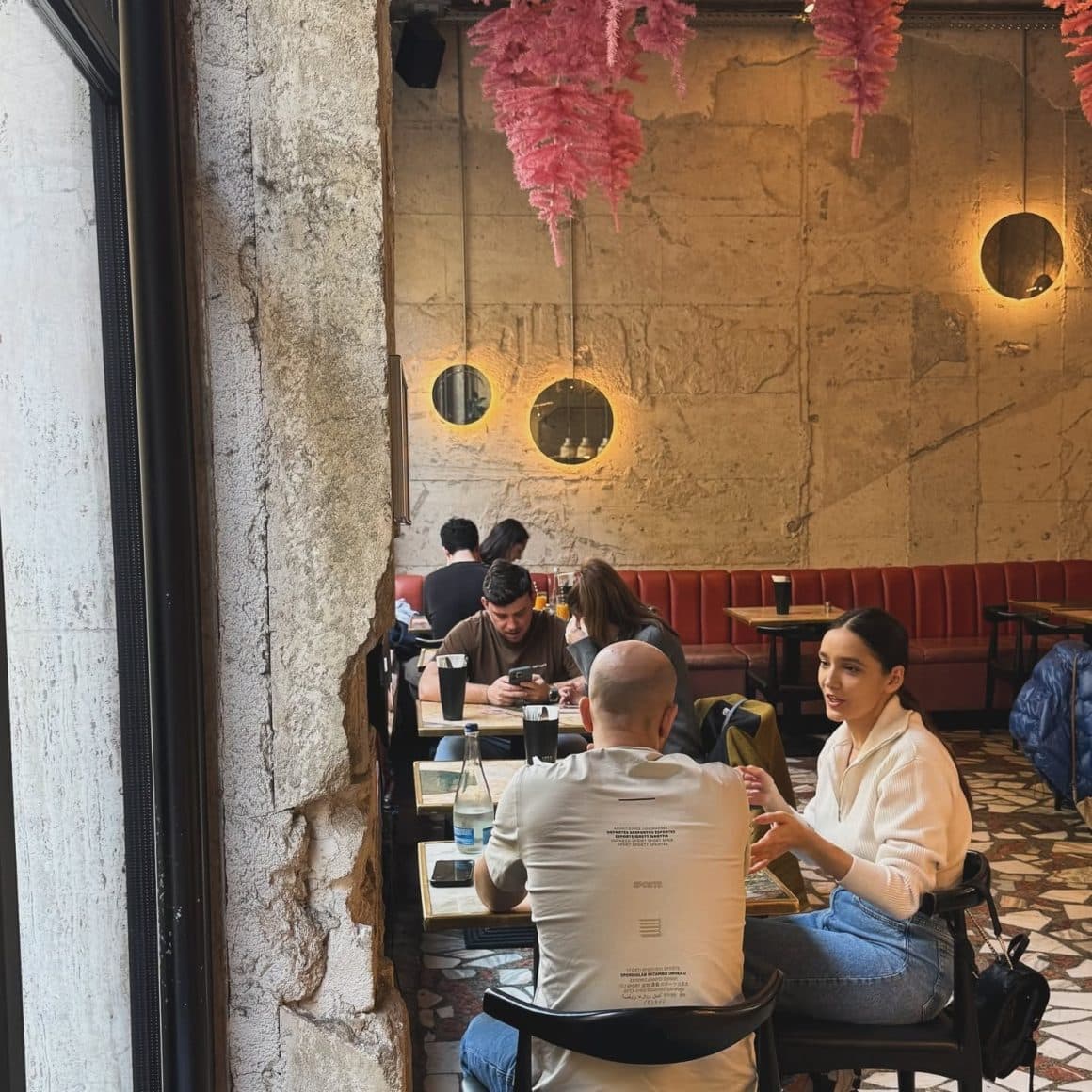 Mai multi oameni iau masa in interiorul restaurantului Le Bab Downtown.