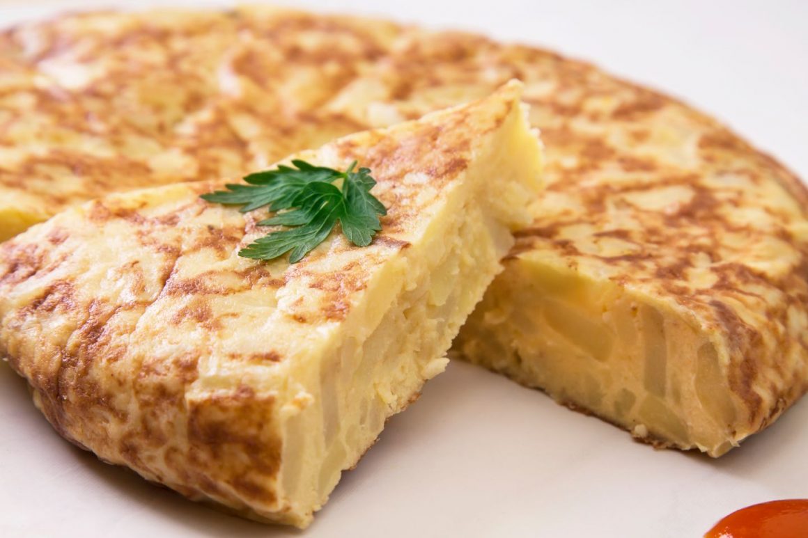 trei felii de tortilla espanola, omleta groasa cu cartofi si legume, pe care trebuie să o mănânci în Spania
