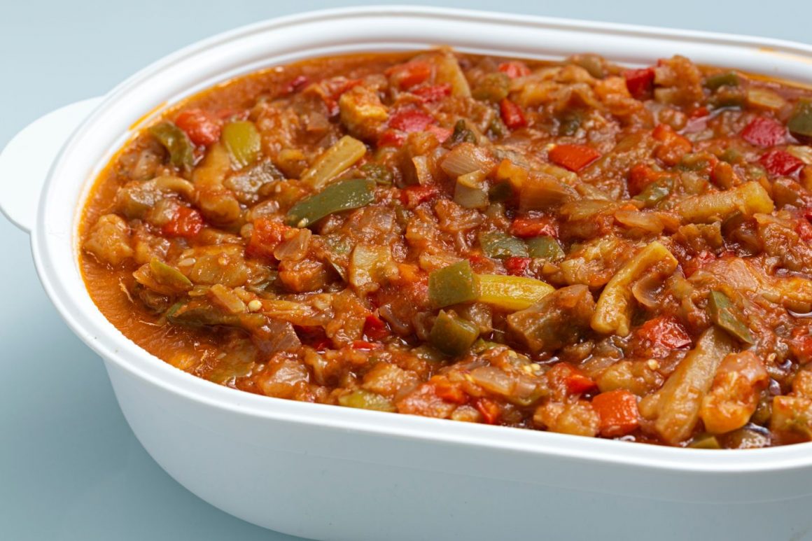 farfurie plina cu pisto, un fel de tocanita de legume, cu rosii, ardei gras, ceapa, vinete, un preparat ce să mănânci în Spania