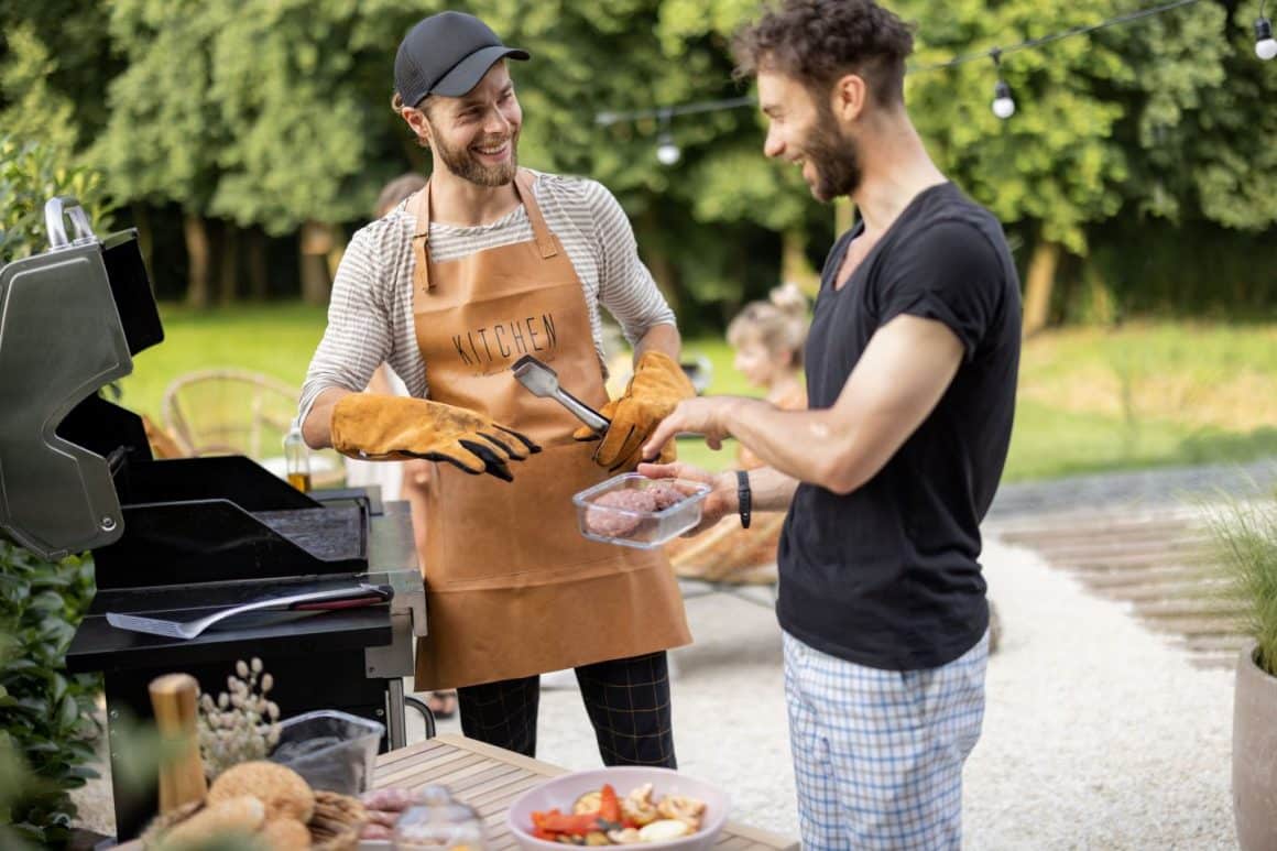 barbat care face frigarui la gratar in curtea casei - care sunt cele mai bune grătare