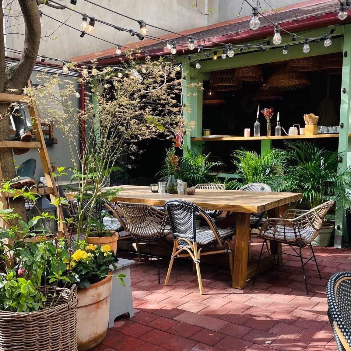 Terasa restaurantului Băcănia Veche Romană, unde ieșim de 1 mai la restaurant