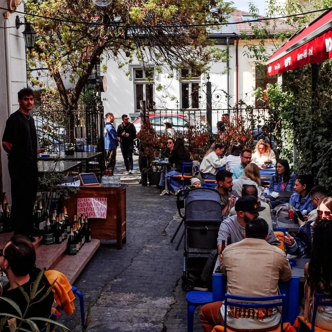 Terasa Mosafir plina de oameni. Unde ieșim de 1 mai la restaurant. Evenimente București.
