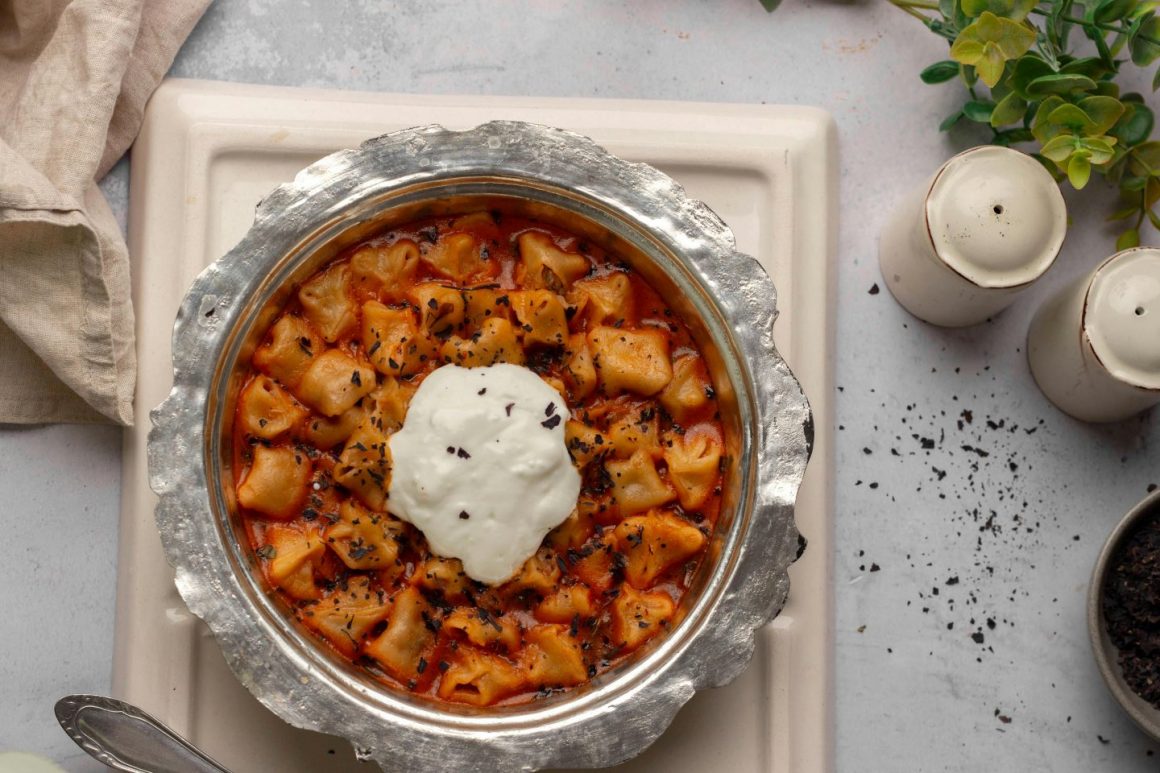 budinca de lapte si foi de gullac, servita pe o farfurie ,