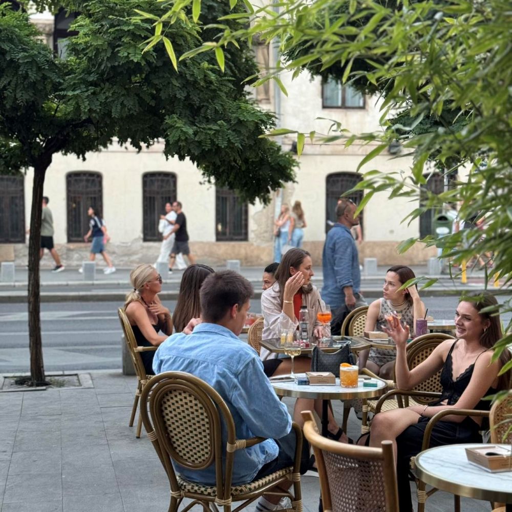 Mai multi oameni vara, pe terasa la Sanki Ramen Bar. Restaurante de pe Calea Victoriei.