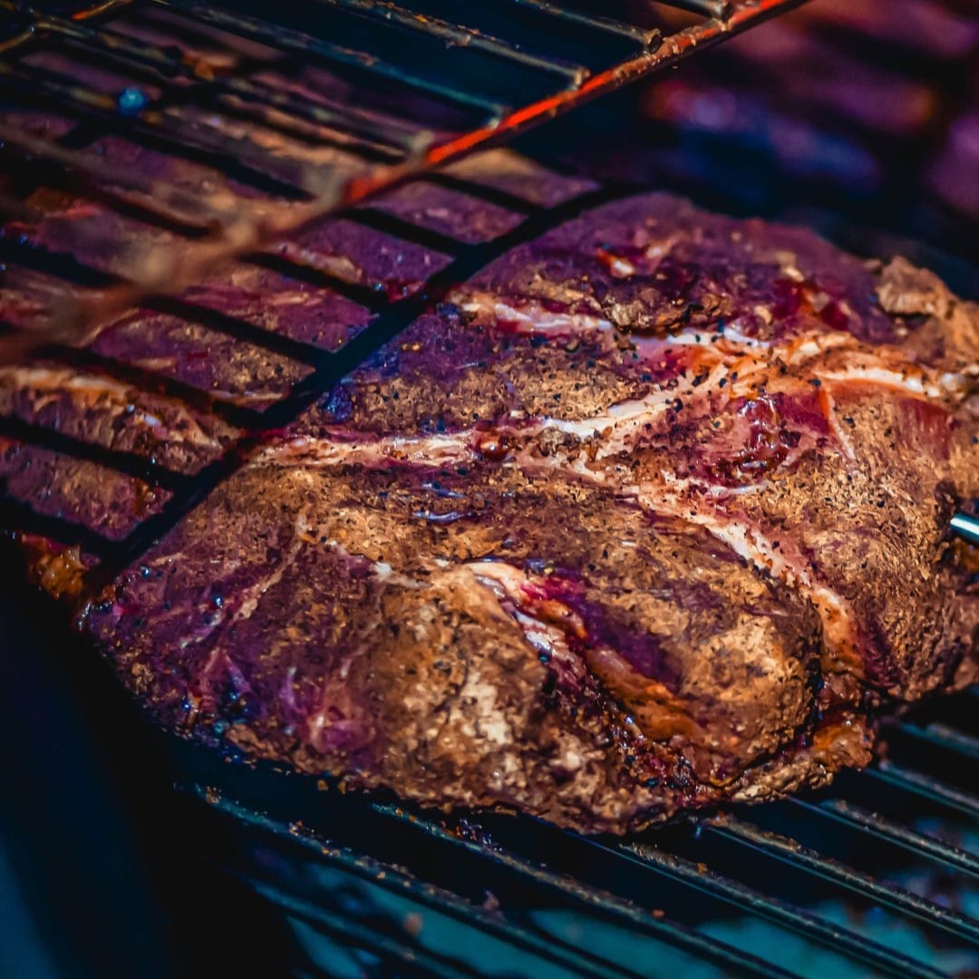 close up cu carne cruda, consimentata, asezata pe gratar la smoker, la Smokareala. Unde ieșim de 1 mai la restaurant