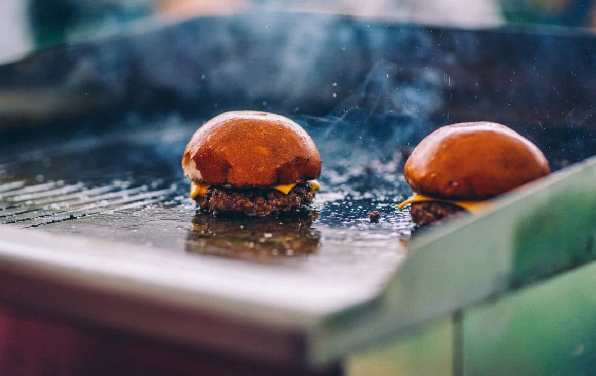 burgeri pe grill la Burger Fest 2026