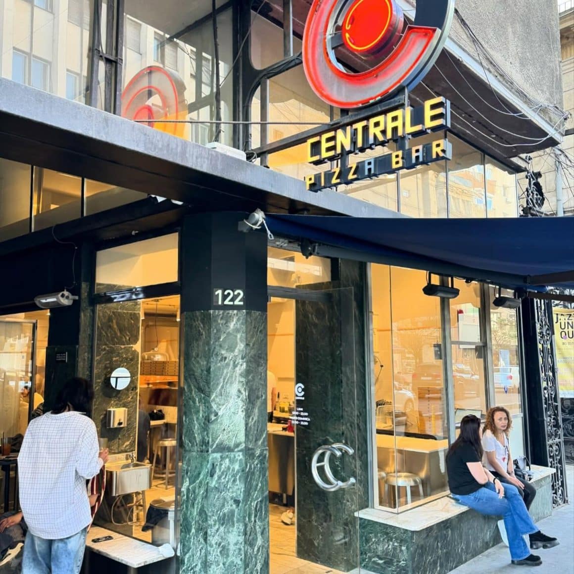 intrarea de la pizzeria Centrale de pe Calea Victoriei 