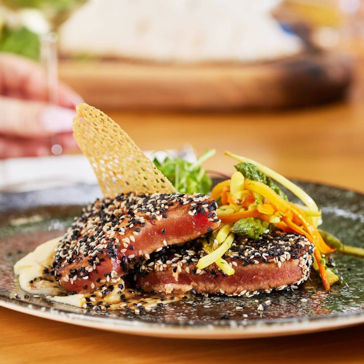 ton în crustă de susan negru și alb cu legume asiatice, restaurant pescăresc Pescăruș București