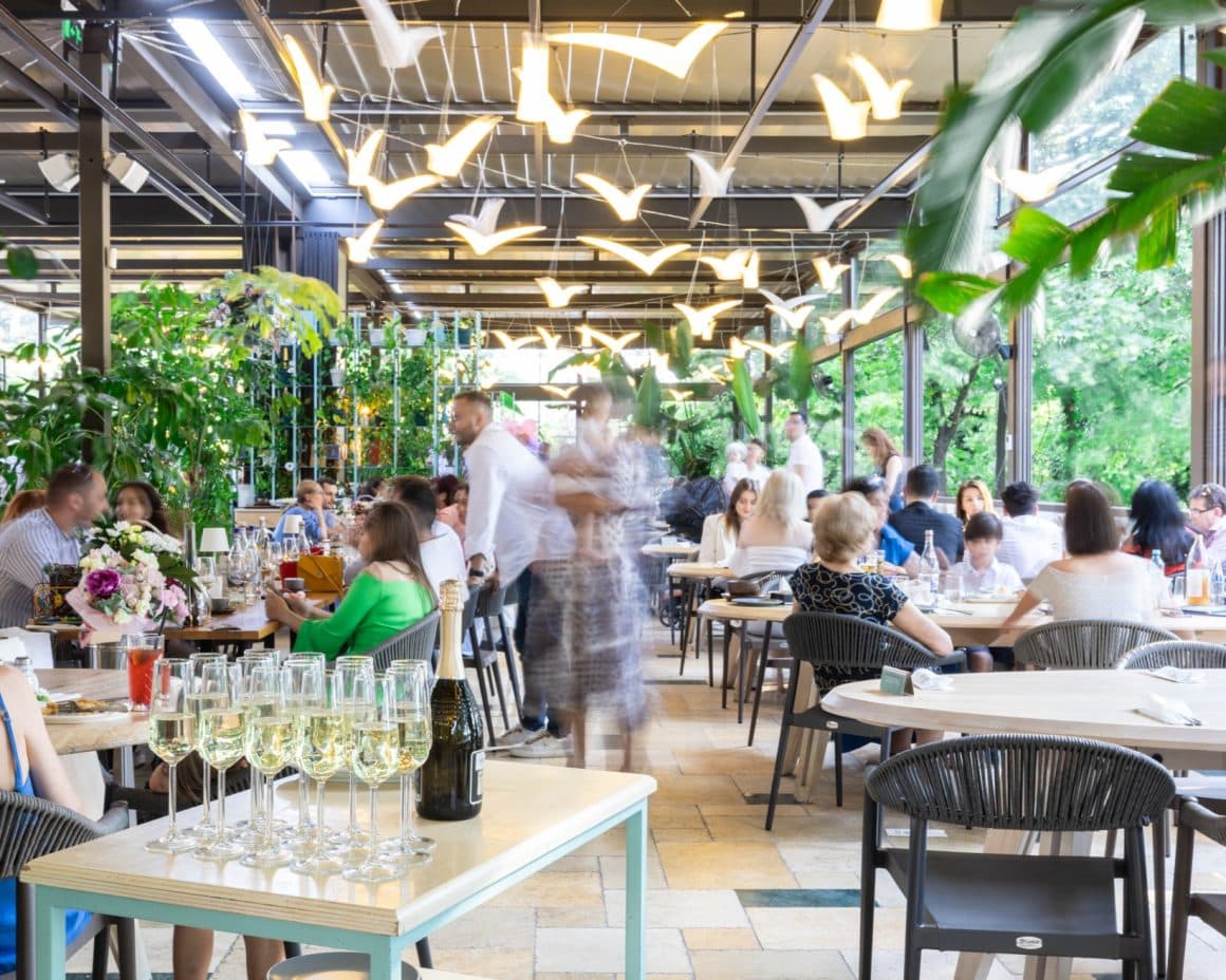 Imagine din interiorul restaurantului Pescăruș. restaurant pescăresc din București