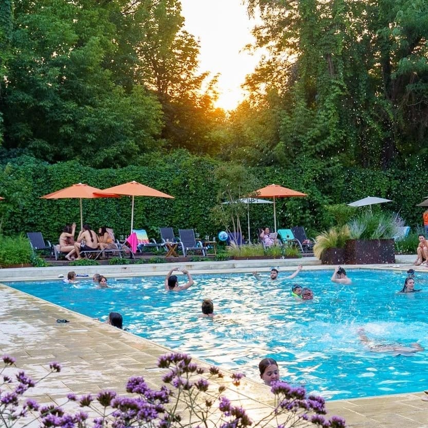 mai multi oameni fac baie in piscina de la Gradina Floreasca. Piscina exterioara Bucuresti