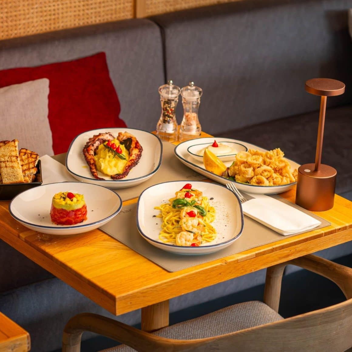 masă cu preparate din fructe de mare la BistroMar: caracatiță, calamari, tartar și paste cu creveți