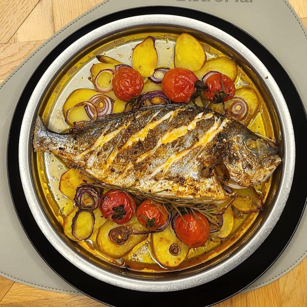 doradă la cuptor cu cartofi, roșii cherry și ceapă roșie, BistroMar București