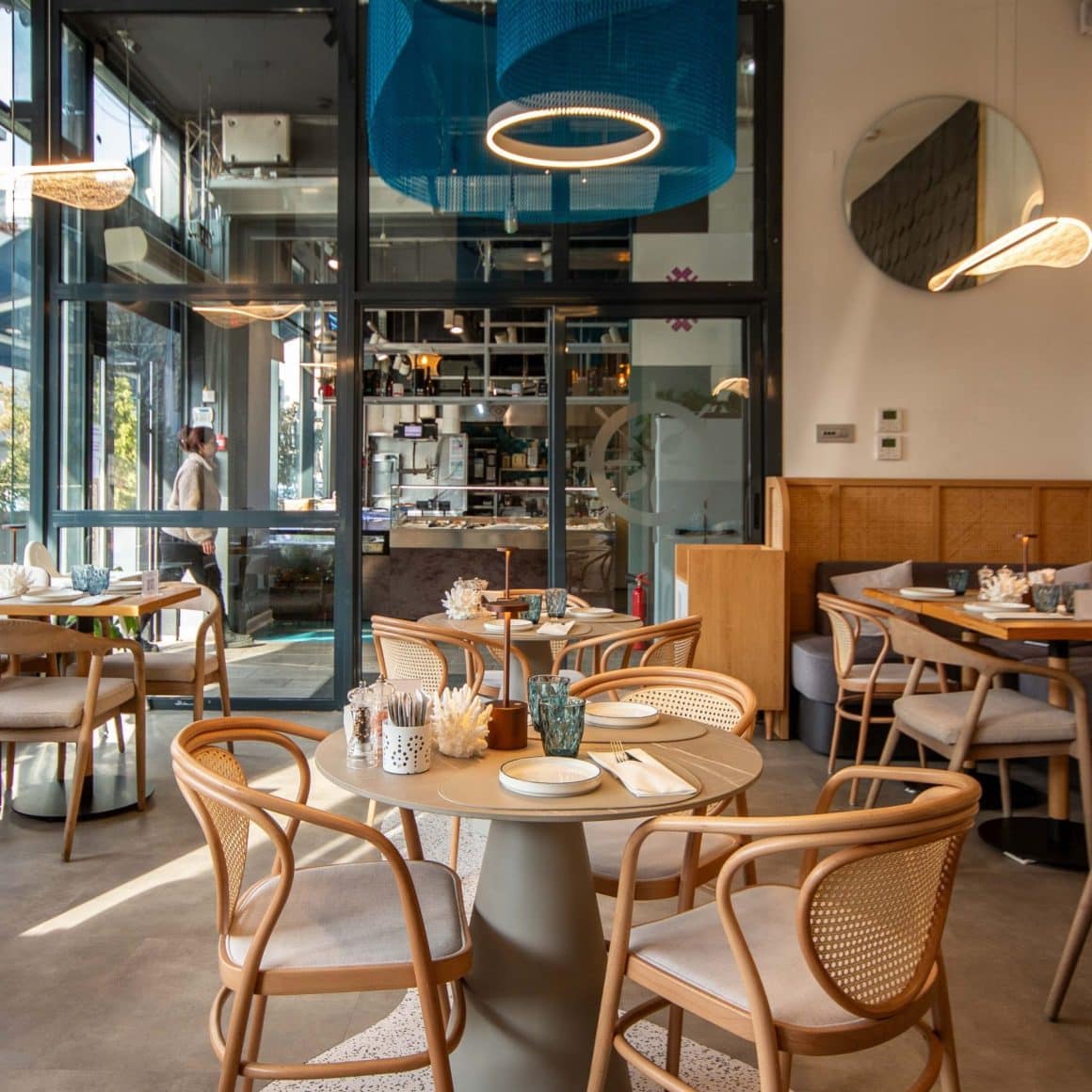 interior restaurant BistroMar București, cu scaune din ratan și bucătărie deschisă