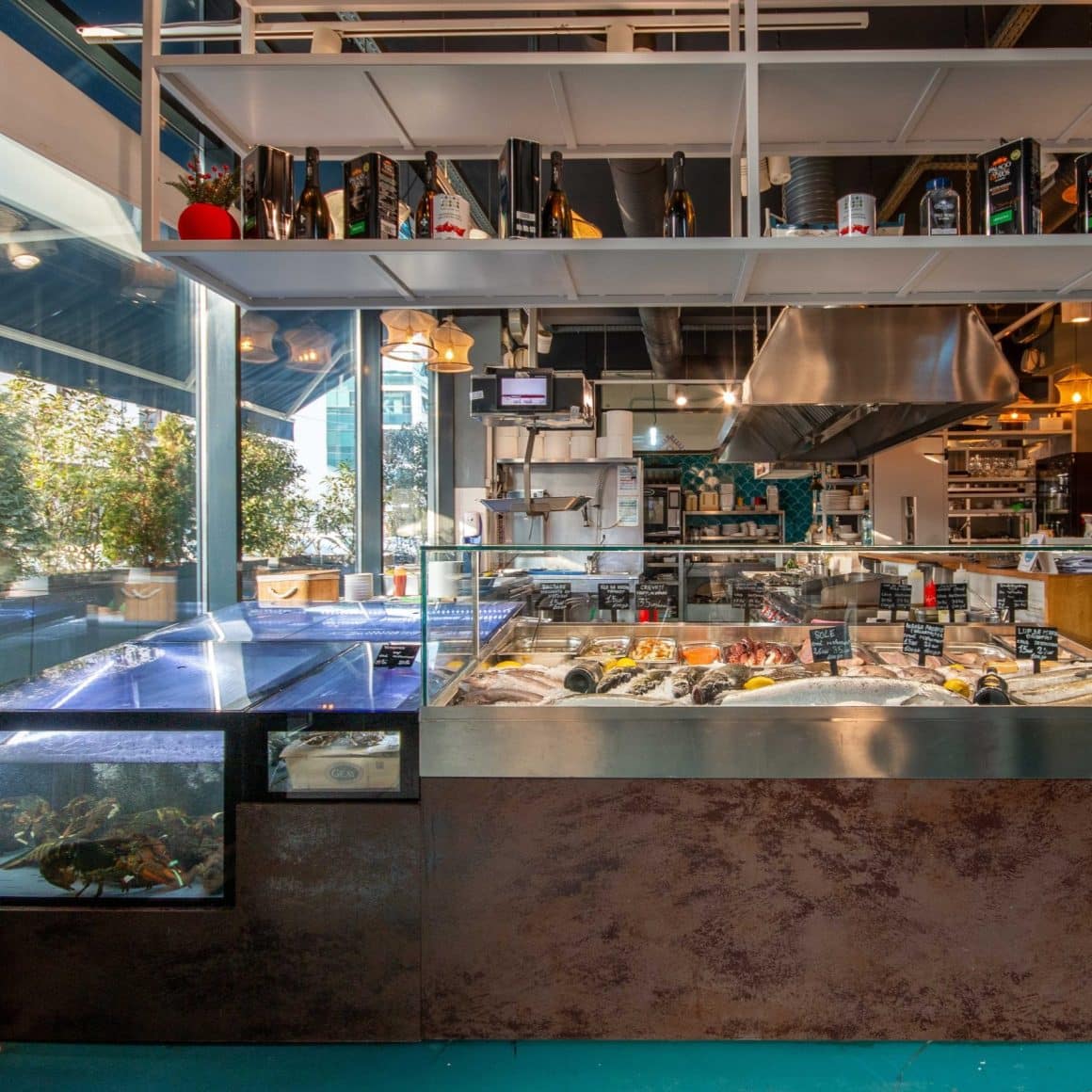 vitrină cu pește proaspăt și acvariu cu homari vii, BistroMar restaurant pescăresc București