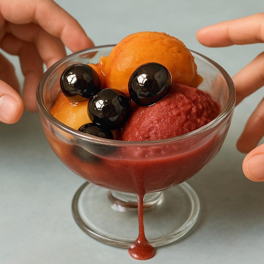 inghetata artizanala la cupa, cu topping de cireșe amarene, de la Puro Vero București