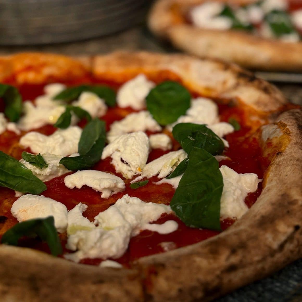 close up cu pizza de la Napoletinii