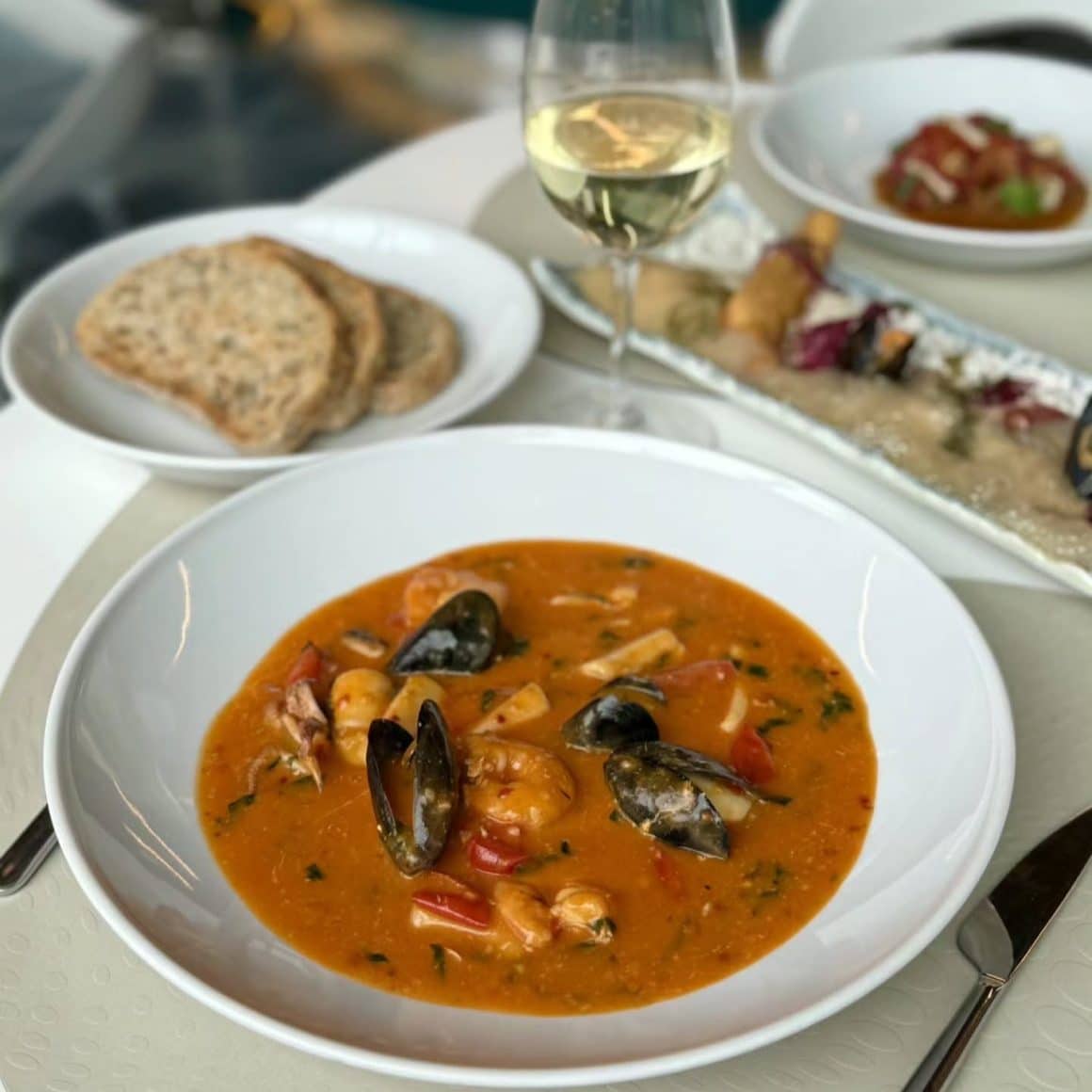 supă de fructe de mare cu midii și creveți în sos roșu, Raionul de Pește Floreasca