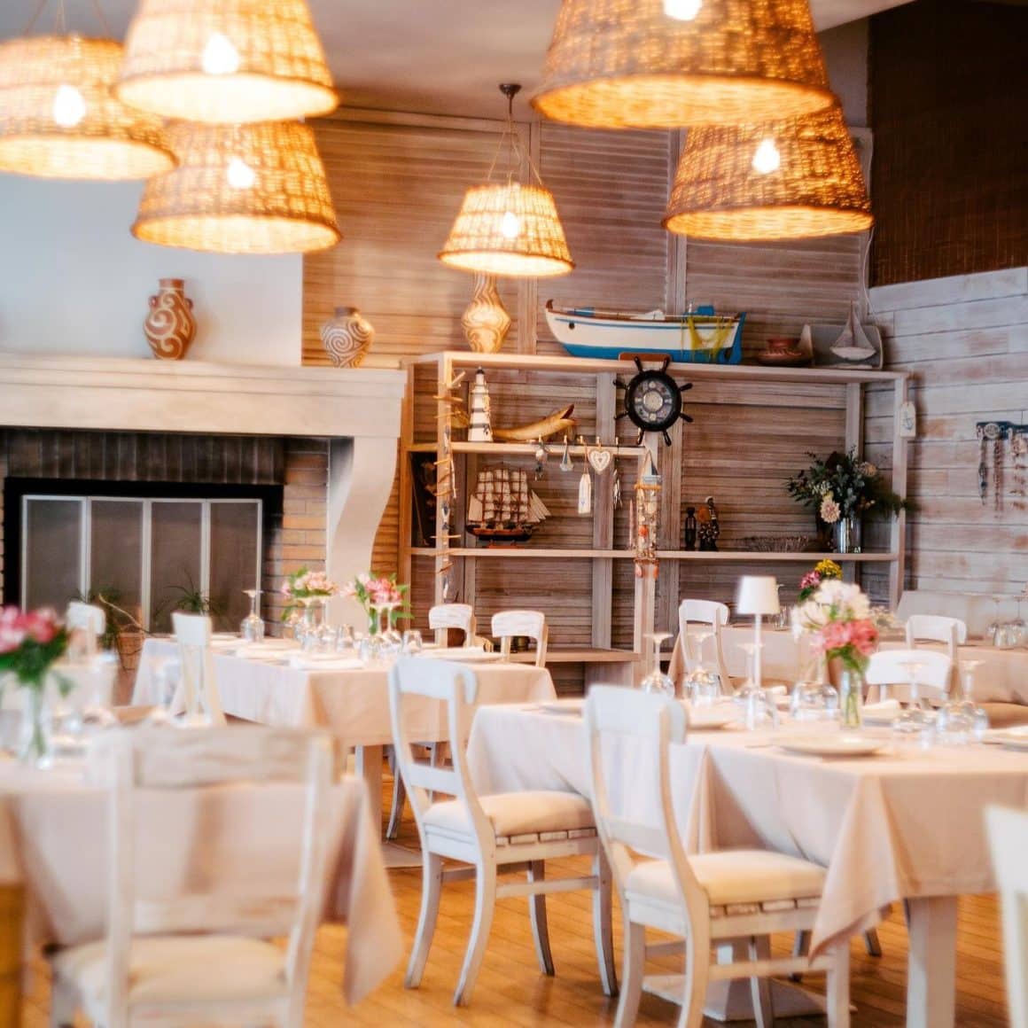 interior restaurant Ancora București, cu decor marin și mese aranjate lângă șemineu