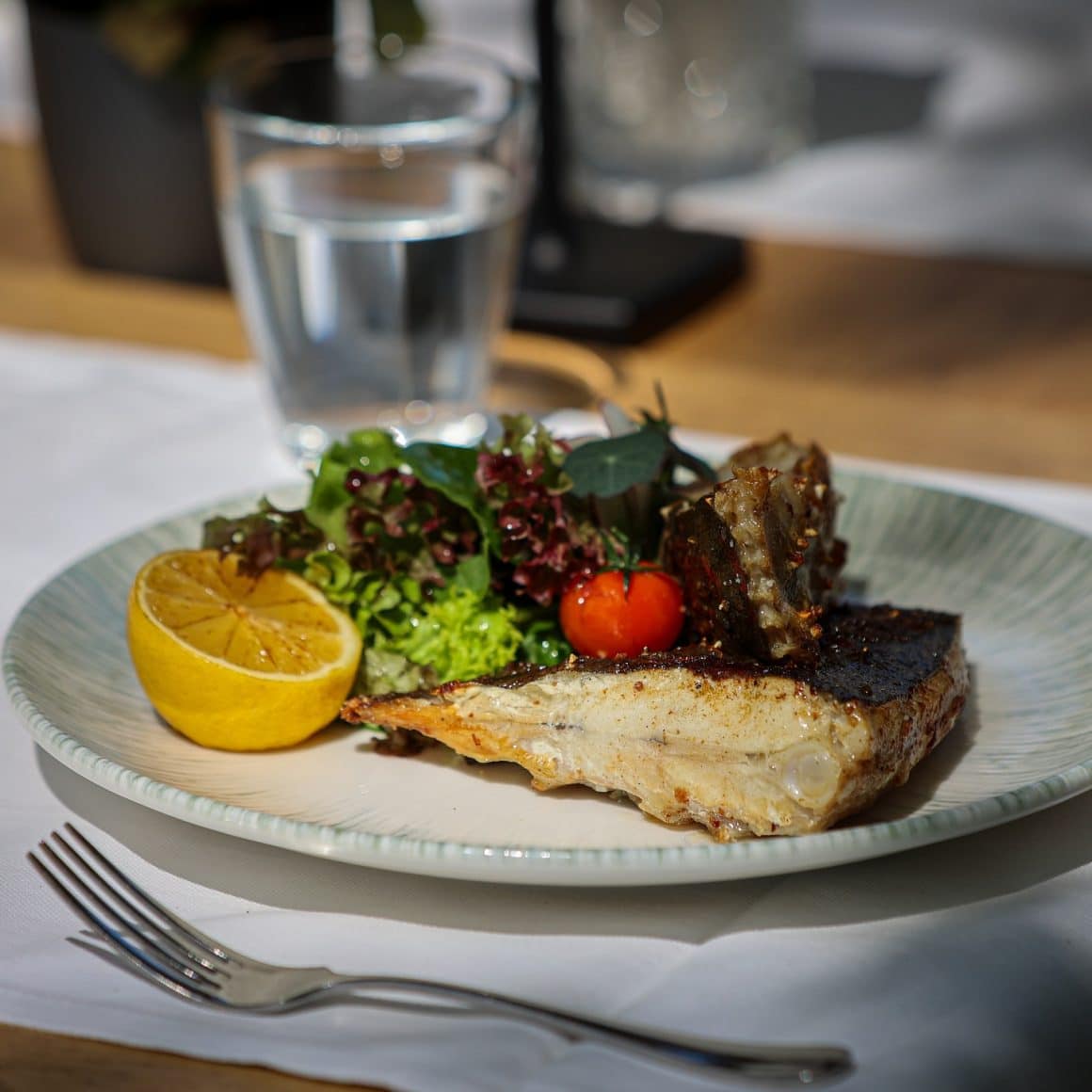 pește la grătar cu salată verde și lămâie. Restaurant pescăresc din București, Ancora Herăstrău