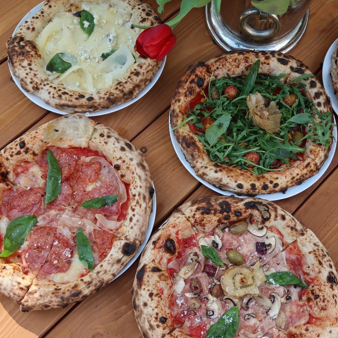 mai multe sortimente de pozza de la Un Poco Pizza Fresca