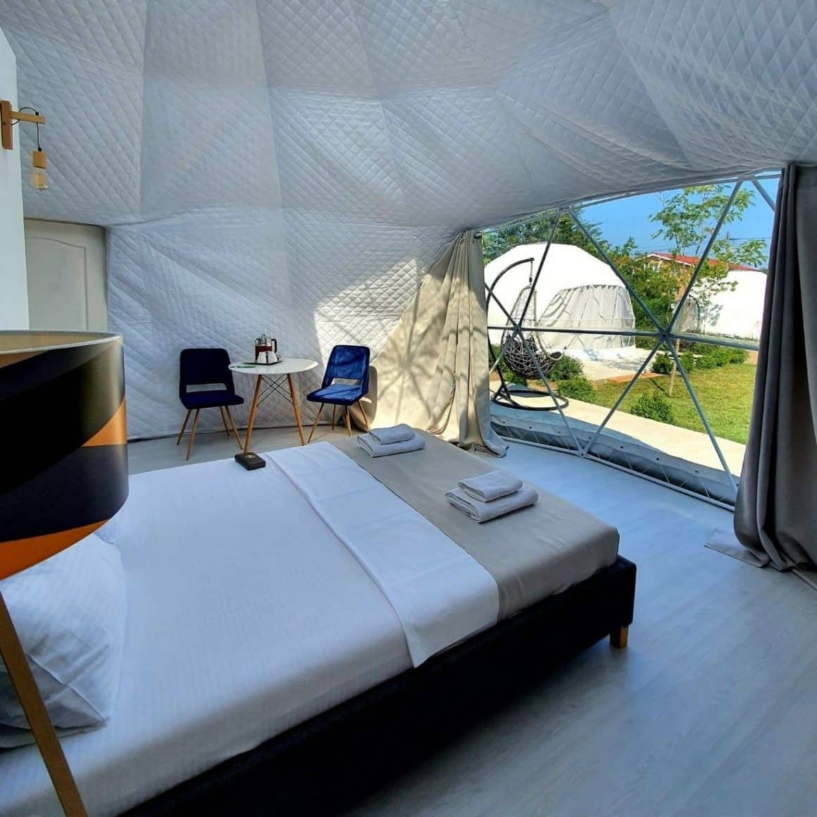 interiorul unui cort de glamping modern la  Seagloo Costinești