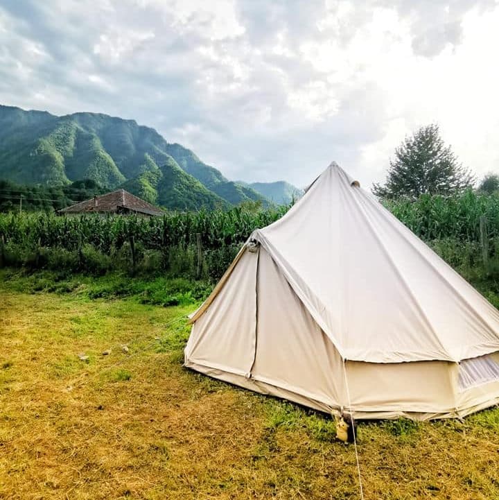 cort de glamping în România