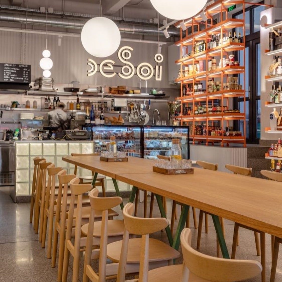 imagine din interiorul restaurantului desoi bucurești