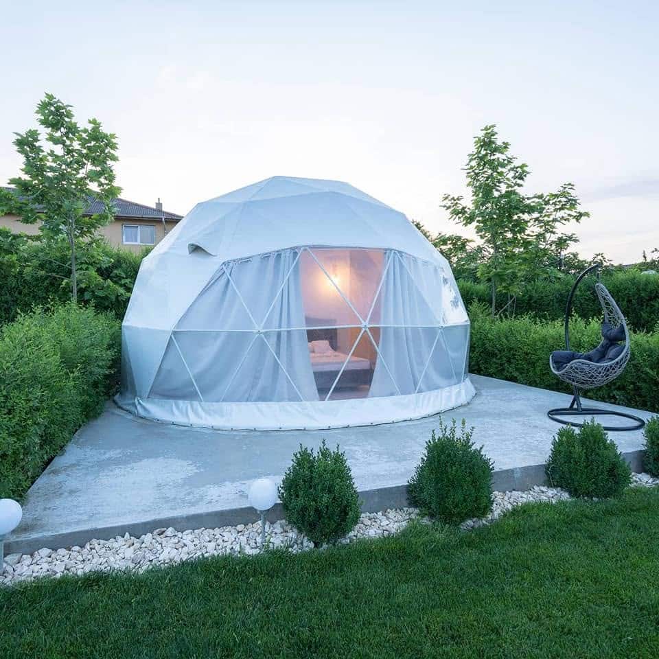 cort de glamping modern la  Seagloo Costinești