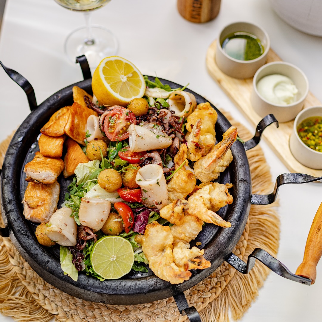 Platou fructe de mare cu creveți la grătar, baby carcatiță, baby calamar, cartofi noisette, mix salată, file de 
dorada la grătar, usturoi, sos aioli wasabi, ardei iute