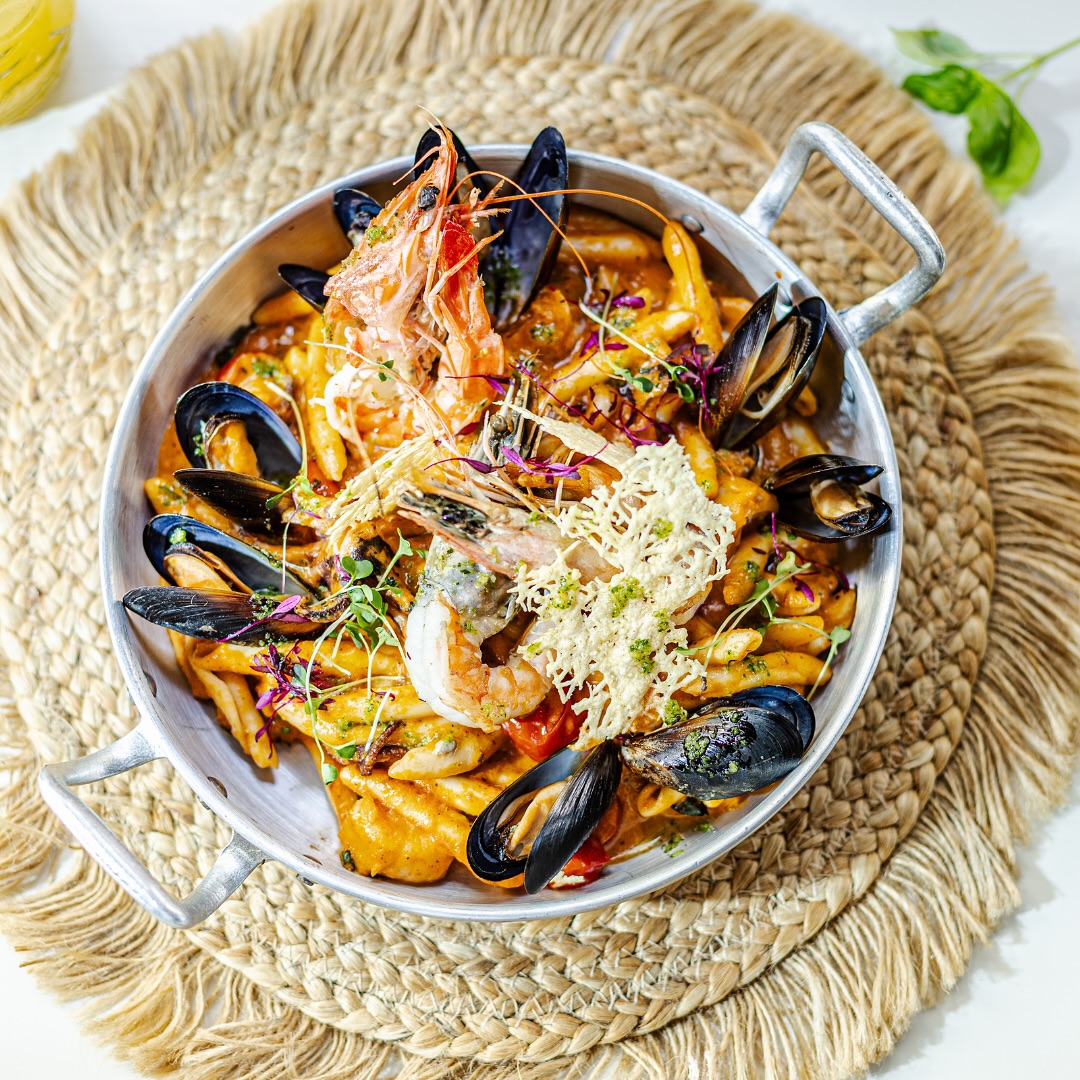  Skioufikto cu fructe de mare
 paste din Creta cu creveți, baby caracatiță, sos de roșii proaspete, parmezan, busuioc de la restaurant Medusa. Restaurante grecești București