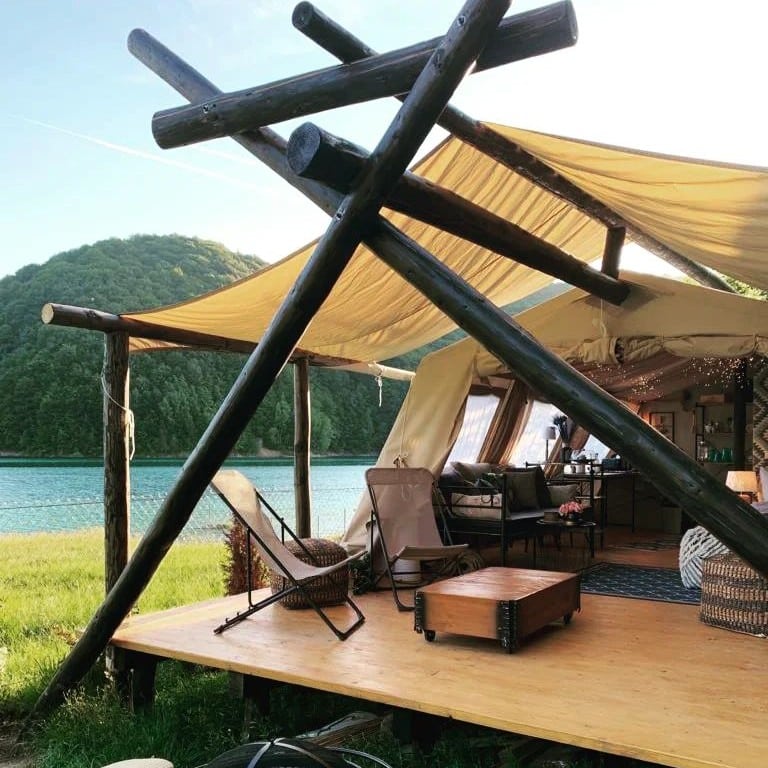 cort de glamping cu terasa din lemn la Luxury Lake House & Glamping Teșila